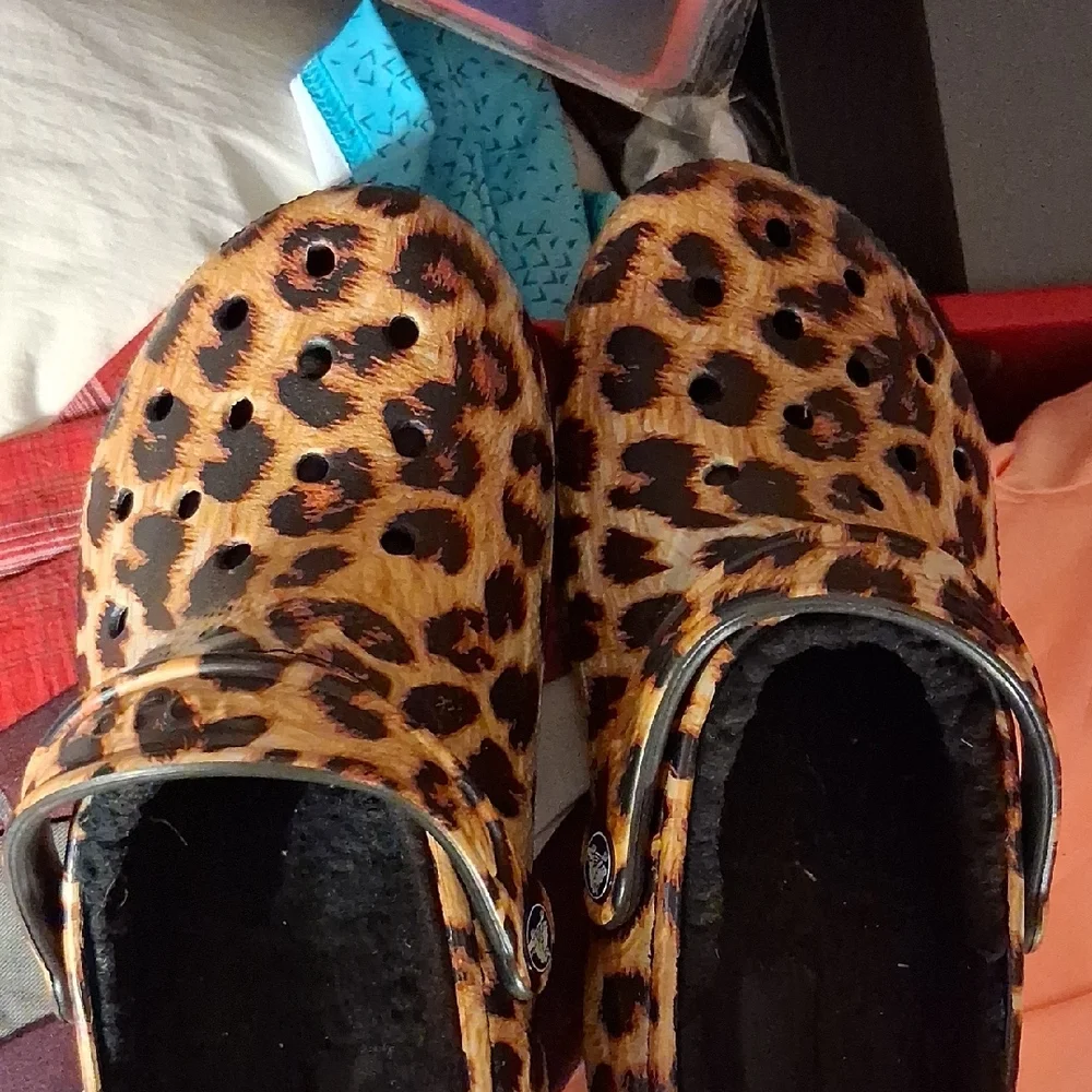 CROCS Leopard Print Fuzzy Lined Clog Sandals - Brown Black - Picture 2 of 7